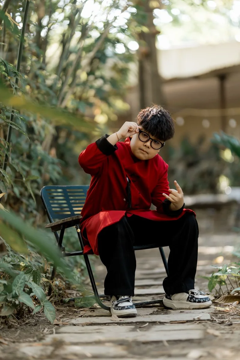 短剧专题纪实主视觉：屏幕前的观看场景与环境光线
